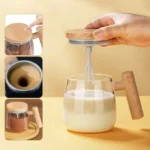 كوب عمل الرغوة ممتلئ بقهوة لاتيه كريمية توضح نتيجة الخلط الاحترافي