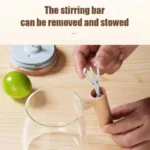 مكان تخزين مضرب كوب الخلط الكهربائي داخل المقبض الخشبي المبتكر