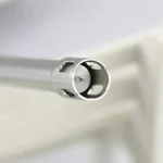 لقطة مقربة لفوهة ولاعة المسدس والشرارة الإلكترونية