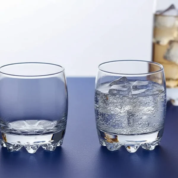 طقم كاسات جلاسيا مع مشروبات باردة ومكعبات ثلج