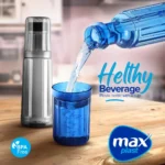 صب المياه من زجاجة ماكس كريستال في الكوب المدمج