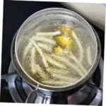 ⁦مانع طرطشة الزيت من الستانلس ستيل بمقبض عازل للحرارة - شبكة حماية دقيقة للمطبخ⁩ - الصورة ⁦4⁩