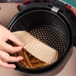 وضع ورق ايرفراير المربع داخل سلة القلاية الهوائية المربعة