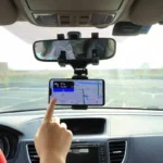 استخدام حامل الموبايل داخل السيارة لمتابعة الخرائط GPS