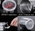 لقطة مقربة لنظام القفل الجانبي والغطاء الشفاف لطقم التوابل