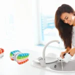 استخدام فوط المطبخ الرول في تنظيف وتجفيف الأطباق