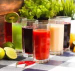 كوبايات عصير أوكتاف مع مكعبات ثلج وشرائح ليمون منعشة