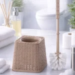 فرشاة تواليت الهلال والنجمة الفضية بتصميم راتان بيج مع حامل مربع في حمام عصري