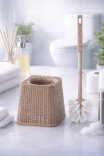 فرشاة تواليت الهلال والنجمة الفضية بتصميم راتان بيج مع حامل مربع في حمام عصري