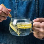 كوب كابتشينو زجاجي مستخدم لتحضير مشروب ليمون منعش يبرز سعة الكوب الكبيرة ووضوح المحتويات