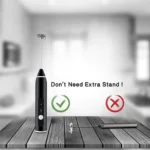 مضرب نسكافيه بجانب كوب لاتيه ورغوة حليب غنية.