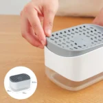 يد تقوم بتركيب الغطاء العلوي الرمادي على موزع الصابون الأبيض.