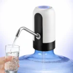 موزع مياه كهربائي لاسلكي يصب المياه في كوب