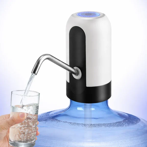 موزع مياه كهربائي لاسلكي يصب المياه في كوب