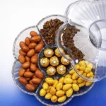 طبق تسالي أكريليك شكل وردة مقسم ممتلئ بالمكسرات