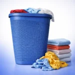 سبت غسيل كرم بلاست أزرق ممتلئ بالملابس والمنسوجات