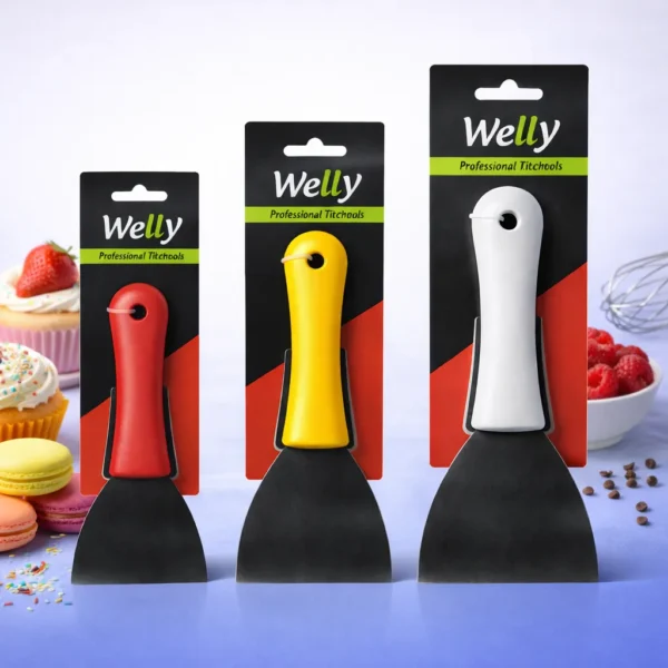 استخدام سكينة لتقطيع الحلويات لتقسيم السينابون والكيك بأحجام متساوية