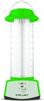 شخص يحمل كشاف ليد يدوي خفيف الوزن وعملي في مدينة السويس