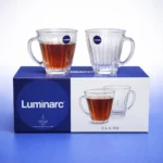 مجات لومينارك Claire مضلعة ممتلئة بالشاي الساخن بوضعية العرض