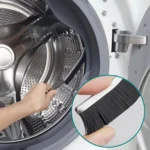 استخدام طقم فرشاة الفجوات في تنظيف الحوض وفواصل السيراميك