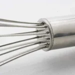 خفق البيض والحصول على رغوة مثالية باستخدام مضرب بيض يدوي