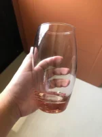 تقديم مشروبات باردة في طقم شوب عصير ملون باسباتشي