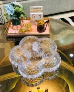 طبق تسالي شكل وردة كريستالي على طاولة الضيافة