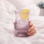 كوب شاي باشابتشي Pera ملون ممتلئ بمشروب ليمون وثلج منعش