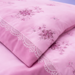 تفاصيل تطريز مفرش سرير وردي وخامة القطن الناعمة