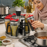 سيدة تستخدم طقم توابل لتنظيم البهارات في المطبخ.