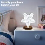 اباجورة bedside lamp على شكل نجمة بجانب السرير في غرفة نوم مودرن