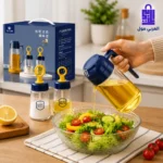يد تمسك زجاجة زيت وتقوم بصب الزيت بالتساوي فوق طبق سلطة خضراء طازجة داخل المطبخ