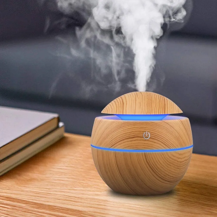 فواحة كهربائية مضيئة شحن USB فواحة كهربائية خشبية دائرية تضيء بشريط LED أزرق فوق طاولة خشبية
