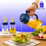موزع زيت زجاجي يصب الزيت بشكل انسيابي دقيق فوق طبق سلطة ملونة ومحاط بالخضروات الطازجة