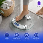 شخص يقف بقدم واحدة على ميزان ديجيتال لقياس الوزن مصنوع من الزجاج المقوى الشفاف في أرضية حمام مودرن