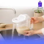 ملء دورق غسيل الأرز بالماء المنسكب من الصنبور بأسلوب سهل ومنظم