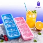 قوالب ثلج بغطاء بلاستيكية مملوءة بمكعبات الثلج الشفافة بجانب العصائر والفاكهة