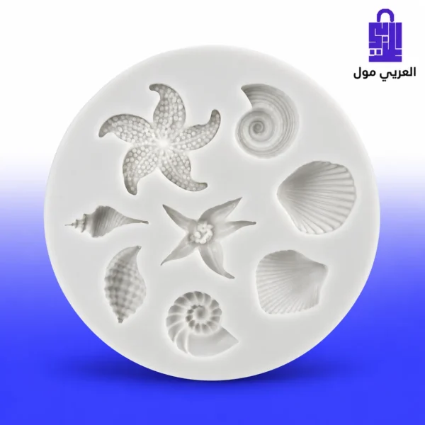 قالب سيليكون أبيض دائري متعدد التجاويف لأشكال أصدق البحر ونجوم البحر والقواقع البحرية المجسمة على خلفية رخامية مع تورتة ثيم البحر مزينة ومجسمات مصبوبة ملونة