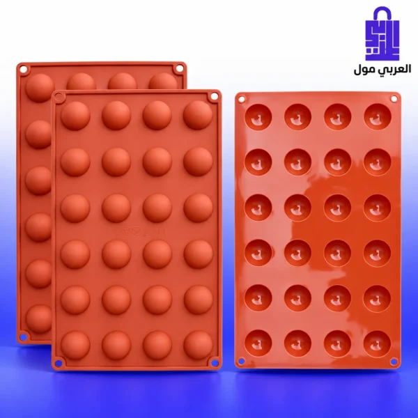 قالب سليكون أحمر للشوكولاتة والحلويات بتصميم كرات ونصف كرات 24 تجويف على خلفية بيضاء وزرقاء
