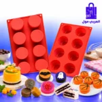 قالب سيليكون احمر دائري الشكل مع قطع ميني كيك وشوكولاتة مغطاة ببسكويت اوريو ومزينة بتصاميم متعدده