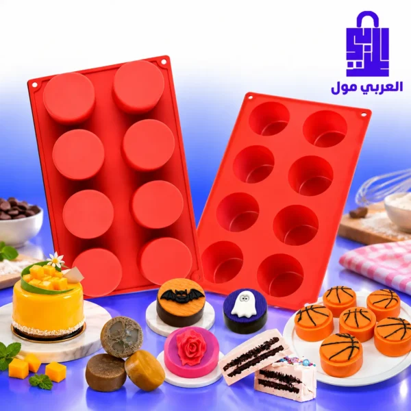 قالب سيليكون احمر دائري الشكل مع قطع ميني كيك وشوكولاتة مغطاة ببسكويت اوريو ومزينة بتصاميم متعدده