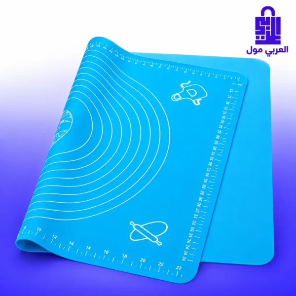 سيدة تفرد العجين بنشابة خشبية على مفرش سيليكون أزرق مزود بتدرجات وقياسات دائرية وطولية