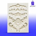 قالب سيليكون أبيض مستطيل يحتوي على أشكال زخارف كلاسيكية باروكية بارزة (Baroque Reliefs) لتزيين الكيك على خلفية رخامية مع كيك مزين وقطع مصبوبة
