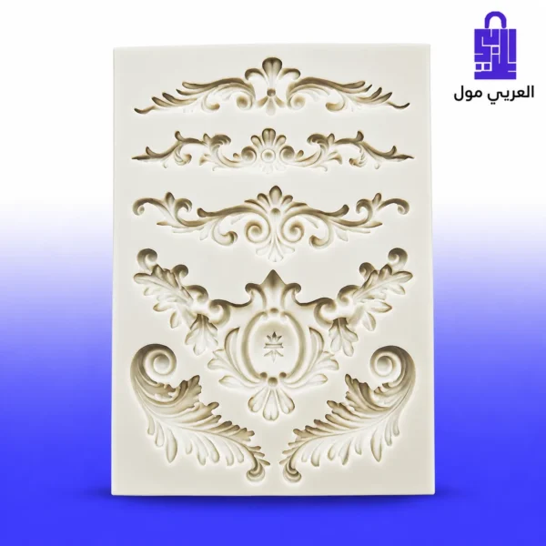 قالب سيليكون أبيض مستطيل يحتوي على أشكال زخارف كلاسيكية باروكية بارزة (Baroque Reliefs) لتزيين الكيك على خلفية رخامية مع كيك مزين وقطع مصبوبة