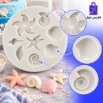 قالب سيليكون دائري متعدد التجاويف لأشكال البحر (أصداف، نجم البحر، قواقع) على خلفية زرقاء وبيضاء موضحاً دقة تفاصيل التجاويف