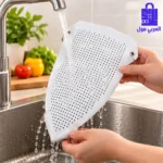 شخص يغسل غطاء مكواة واقى تحت صنبور ماء جاري في حوض المطبخ لتنظيفه بمهارة