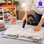 شخص يستخدم خرطوم المكنسة الكهربائية لشفط الهواء من كيس تخزين ملابس كبير ملئ بالمفارش