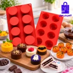 قوالب سيليكون باللون الأحمر للحلويات بجانب أشكال أوريو شوكولاتة وقطع كيك ومينى صابون ملون