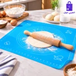 مفرش سيليكون للعجين باللون الأزرق مطوي بعناية ليظهر مرونة الخامة والقياسات المطبوعة عليه