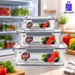 طقم علب ثلاجة إكريليك شفاف محكم الغلق مرتب فوق بعضه على رخامة المطبخ بجانب خضروات وفواكه طازجة